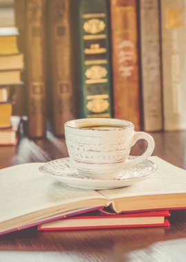 Kahve sabah işyerinde. bir kitap ya da dizüstü bilgisayar ile. seçici odak.