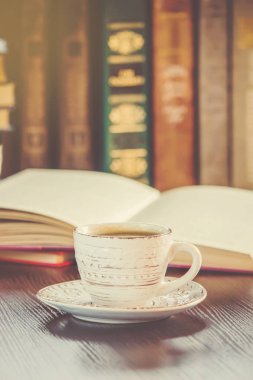 Kahve sabah işyerinde. bir kitap ya da dizüstü bilgisayar ile. seçici odak.