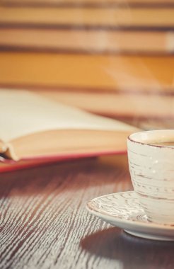 Kahve sabah işyerinde. bir kitap ya da dizüstü bilgisayar ile. seçici odak.