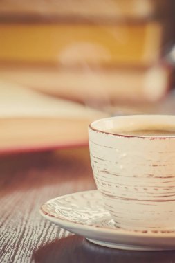 Kahve sabah işyerinde. bir kitap ya da dizüstü bilgisayar ile. seçici odak.