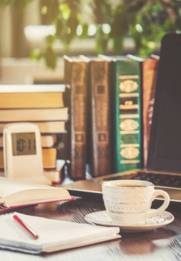 Kahve sabah işyerinde. bir kitap ya da dizüstü bilgisayar ile. seçici odak.