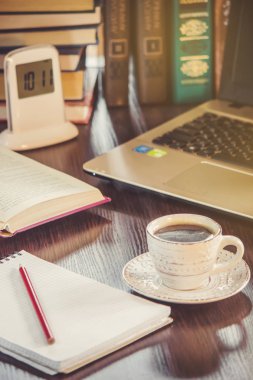 Kahve sabah işyerinde. bir kitap ya da dizüstü bilgisayar ile. seçici odak.