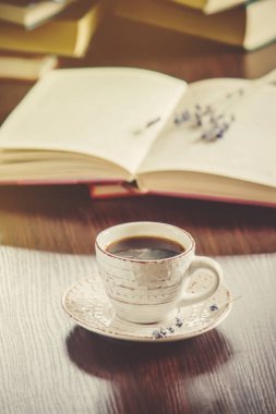 Kahve sabah işyerinde. bir kitap ya da dizüstü bilgisayar ile. seçici odak.