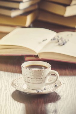 Kahve sabah işyerinde. bir kitap ya da dizüstü bilgisayar ile. seçici odak.