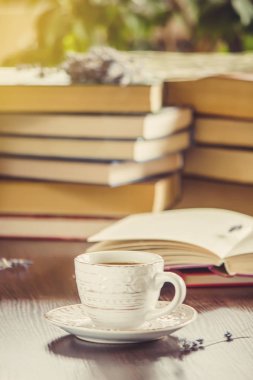 Kahve sabah işyerinde. bir kitap ya da dizüstü bilgisayar ile. seçici odak.