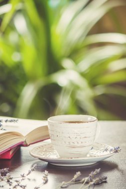 Kahve sabah işyerinde. bir kitap ya da dizüstü bilgisayar ile. seçici odak.