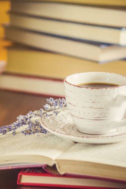 Kahve sabah işyerinde. bir kitap ya da dizüstü bilgisayar ile. seçici odak.