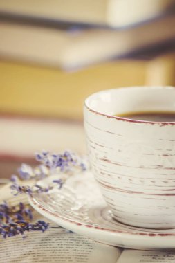 Kahve sabah işyerinde. bir kitap ya da dizüstü bilgisayar ile. seçici odak.
