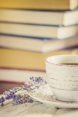 Kahve sabah işyerinde. bir kitap ya da dizüstü bilgisayar ile. seçici odak.