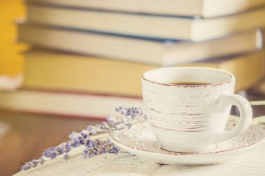 Kahve sabah işyerinde. bir kitap ya da dizüstü bilgisayar ile. seçici odak.