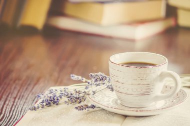 Kahve sabah işyerinde. bir kitap ya da dizüstü bilgisayar ile. seçici odak.
