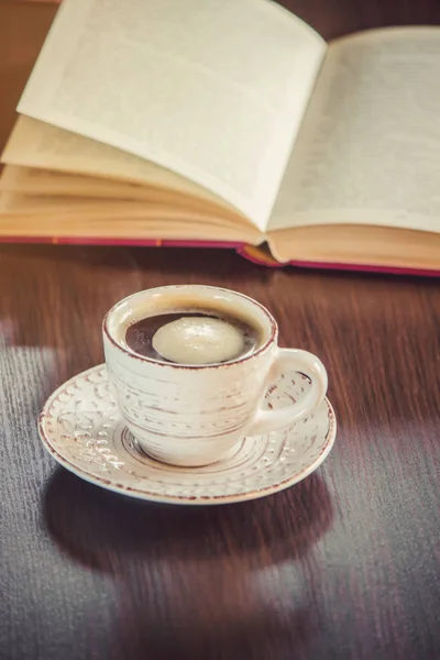 Café matinal sur le lieu de travail. avec un livre ou un portable. focus sélectif . — Photo