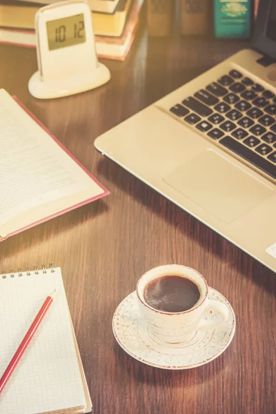 Mattinata di caffe 'sul posto di lavoro. con un libro o un portatile. focus selettivo . — Foto Stock