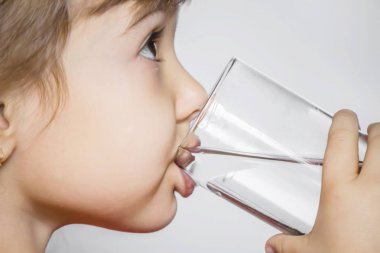 çocuk elinde bir bardak su tutar. seçici odak. 
