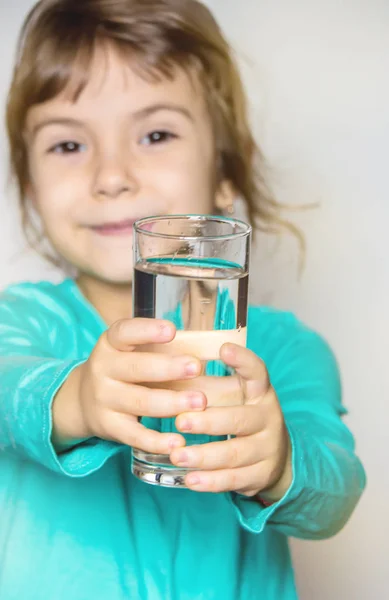 Дитина тримає склянку води в руках. вибірковий фокус . — стокове фото