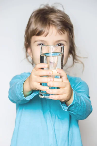 아이 그의 손에 물 한 잔을 보유 하고있다. 선택적 초점. — 스톡 사진