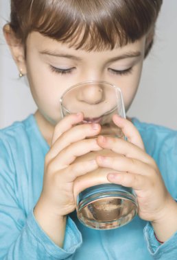 çocuk elinde bir bardak su tutar. seçici odak. 