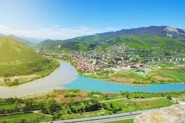Georgia, dağ, nehir ve şehir Mtsheta. Seçici odak.