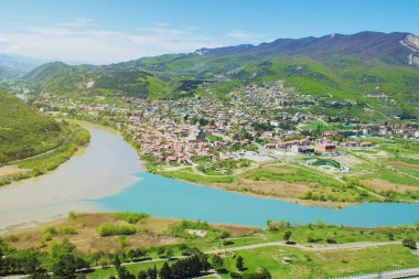 Georgia, dağ, nehir ve şehir Mtsheta. Seçici odak.