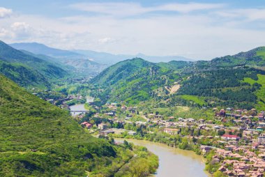 Georgia, dağ, nehir ve şehir Mtsheta. Seçici odak.