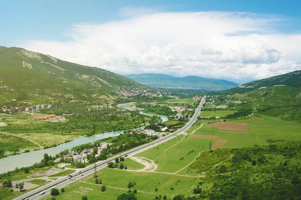 Geórgia, montanha, vista sobre o rio ea cidade de Mtskheta. Foco seletivo . — Fotografia de Stock