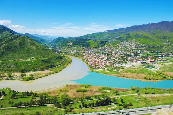 Georgië, berg, uitzicht op de rivier en de stad van Mtscheta. Selectieve aandacht. — Stockfoto