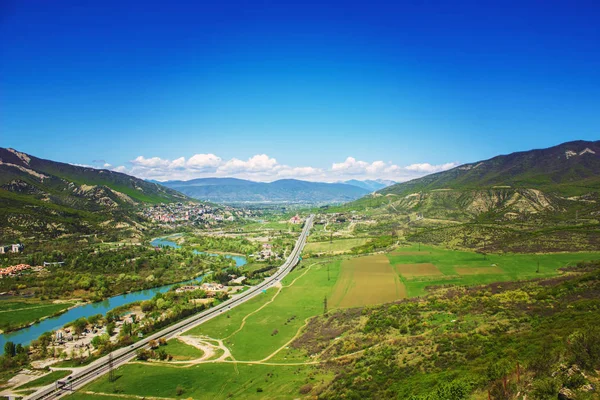 Georgia, montagna, vista sul fiume e sulla città di Mtskheta. Focus selettivo . — Foto Stock