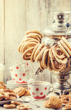 Semaver ve çay simit ile. Seçici odak.