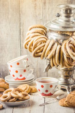 Semaver ve çay simit ile. Seçici odak.