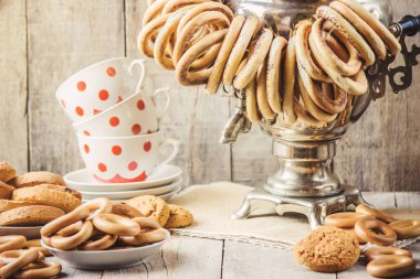 Semaver ve çay simit ile. Seçici odak.