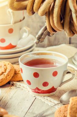 Semaver ve çay simit ile. Seçici odak.