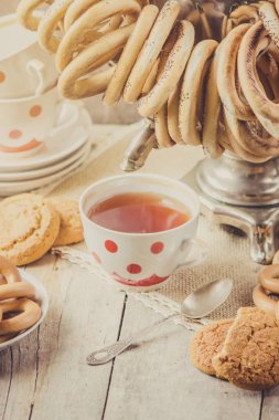 Semaver ve çay simit ile. Seçici odak.