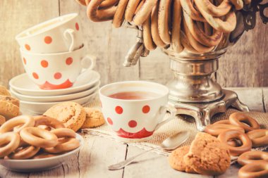 Semaver ve çay simit ile. Seçici odak.