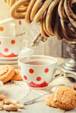 Semaver ve çay simit ile. Seçici odak.