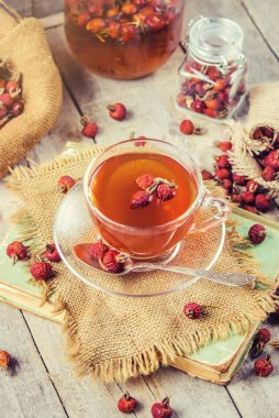 Şeffaf bir fincan bitkisel çay. Seçici odak. 