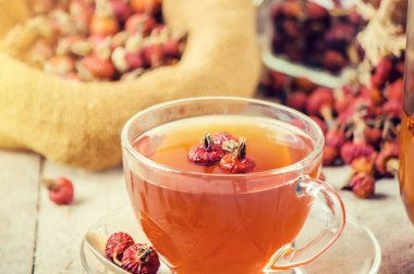 Şeffaf bir fincan bitkisel çay. Seçici odak. 