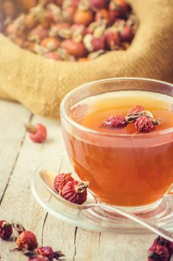 Şeffaf bir fincan bitkisel çay. Seçici odak. 