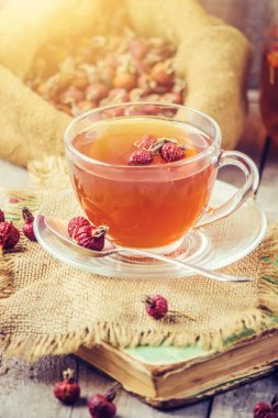 Şeffaf bir fincan bitkisel çay. Seçici odak. 