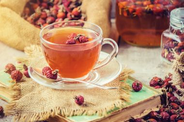 Şeffaf bir fincan bitkisel çay. Seçici odak. 