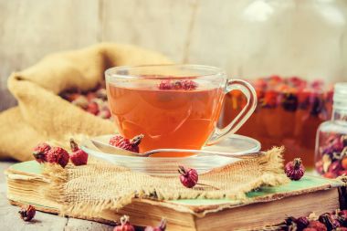 Şeffaf bir fincan bitkisel çay. Seçici odak. 