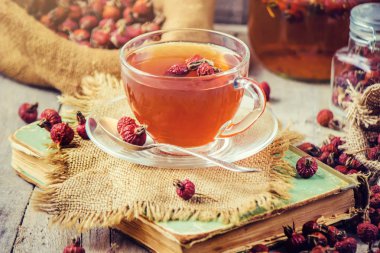 Şeffaf bir fincan bitkisel çay. Seçici odak. 