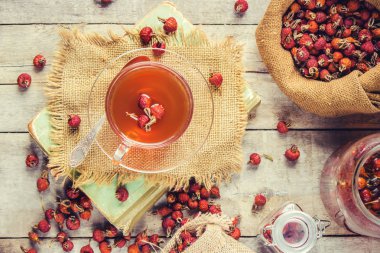 Şeffaf bir fincan bitkisel çay. Seçici odak. 