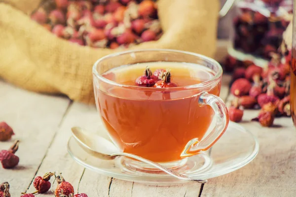 Kräutertee in einer transparenten Tasse. Selektiver Fokus. — Stockfoto