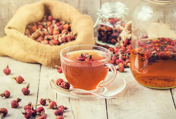 Tea with a dog rose. Selective focus. — Stock Photo, Image