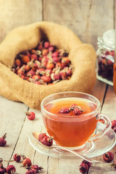 Kräutertee in einer transparenten Tasse. Selektiver Fokus. — Stockfoto