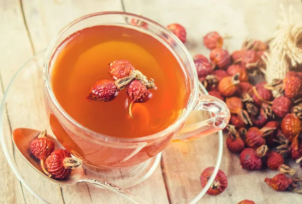 Herbal tea in a transparent Cup. Selective focus. — Stock Photo, Image