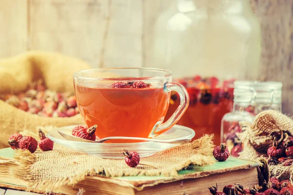 Βότανα τσάι σε ένα διαφανές φλιτζάνι. Επιλεκτική εστίαση. — Φωτογραφία Αρχείου