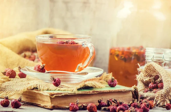 Herbal tea in a transparent Cup. Selective focus. — Stock Photo, Image