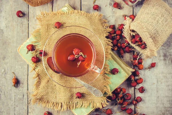 Βότανα τσάι σε ένα διαφανές φλιτζάνι. Επιλεκτική εστίαση. — Φωτογραφία Αρχείου
