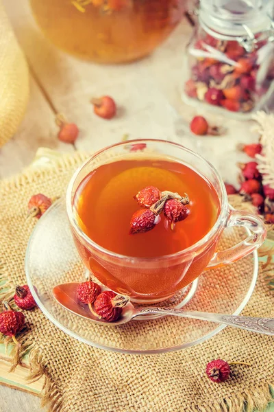 Kräutertee in einer transparenten Tasse. Selektiver Fokus. — Stockfoto